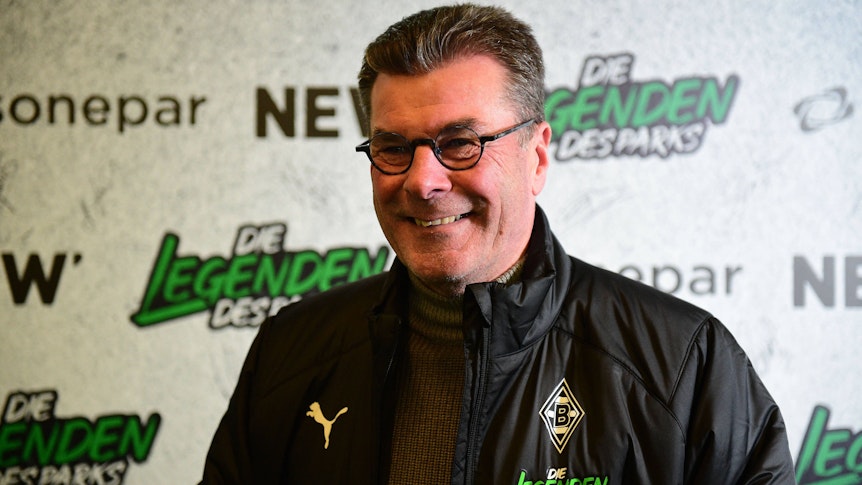 Ex-Gladbach-Trainer Dieter Hecking, auf diesem Foto ist der Fußballlehrer am 17. Dezember 2022 vor dem Legendenspiel im Borussia-Park zu sehen. Hecking trägt eine Brille und lächelt.