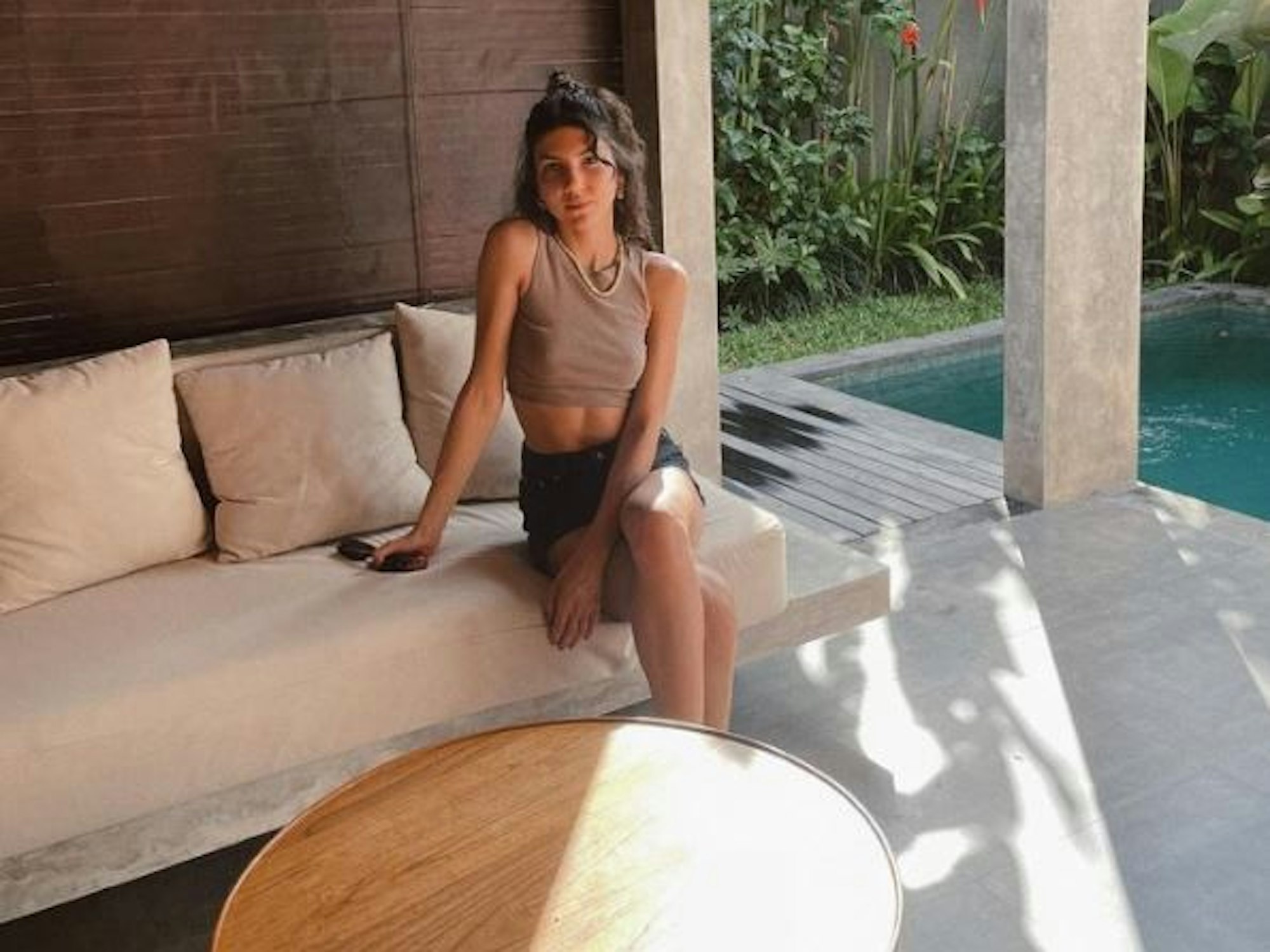 Amira Tröger strahlt auf einem Foto vom 4. November 2022 aus dem Bali-Urlaub.