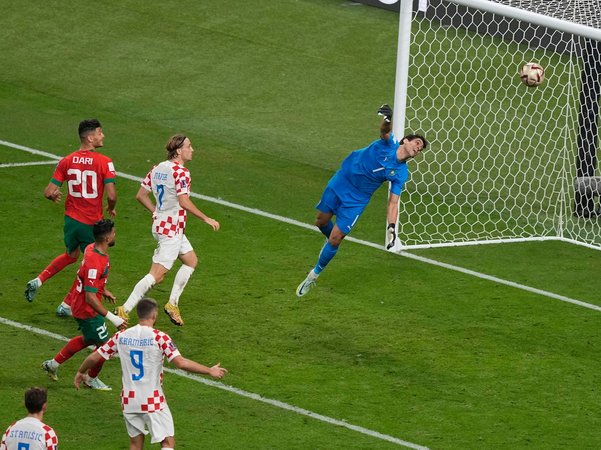 Fußball-WM in Katar 2022: Marokkos Yassine Bounou kassiert gegen Kroatien das 1:2 im Spiel um Platz drei.