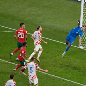 Fußball-WM in Katar 2022: Marokkos Yassine Bounou kassiert gegen Kroatien das 1:2 im Spiel um Platz drei.
