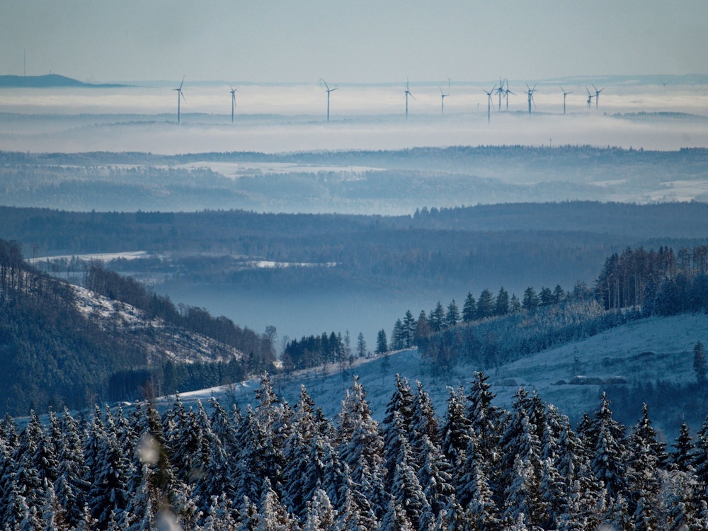 Nahe Winterberg: Windräder bei ragen vom Kahlen Asten aus gesehen aus dem Nebel. Die Landschaft ist überzogen von Schnee.