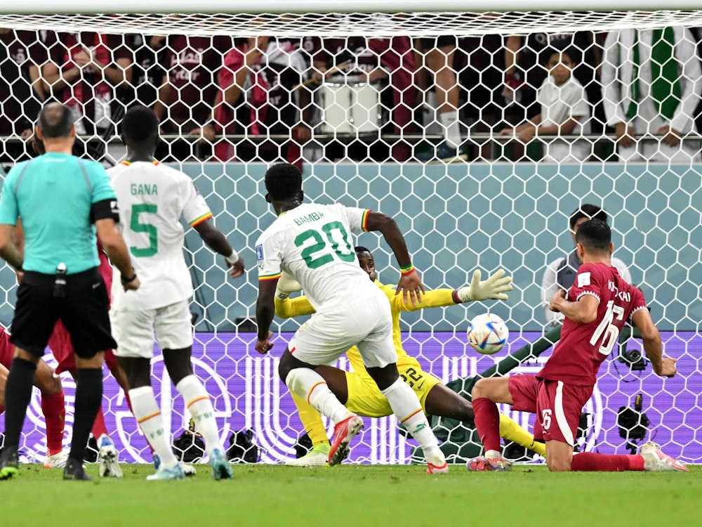 Bamba Dieng schießt durch viele Beine hindurch das 3:1 für den Senegal gegen Katar.