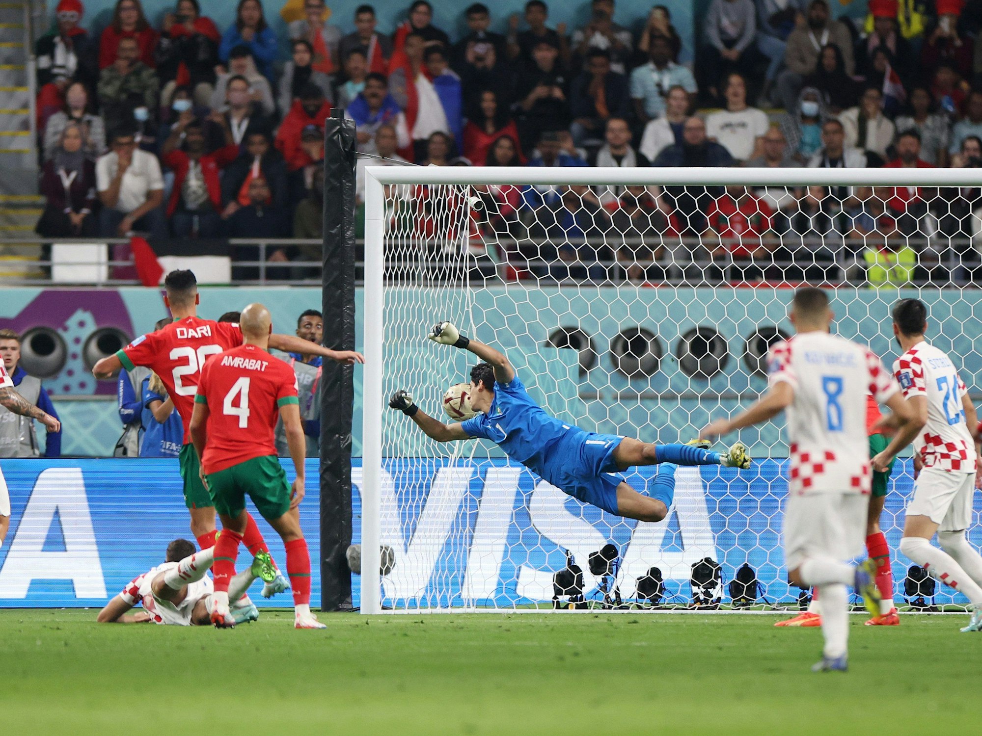 Josko Gvardiol trifft per Kopf zum 1:0 für Kroatien gegen Marokko.