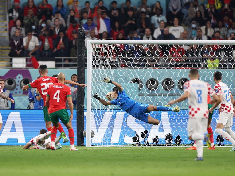 Josko Gvardiol trifft per Kopf zum 1:0 für Kroatien gegen Marokko.