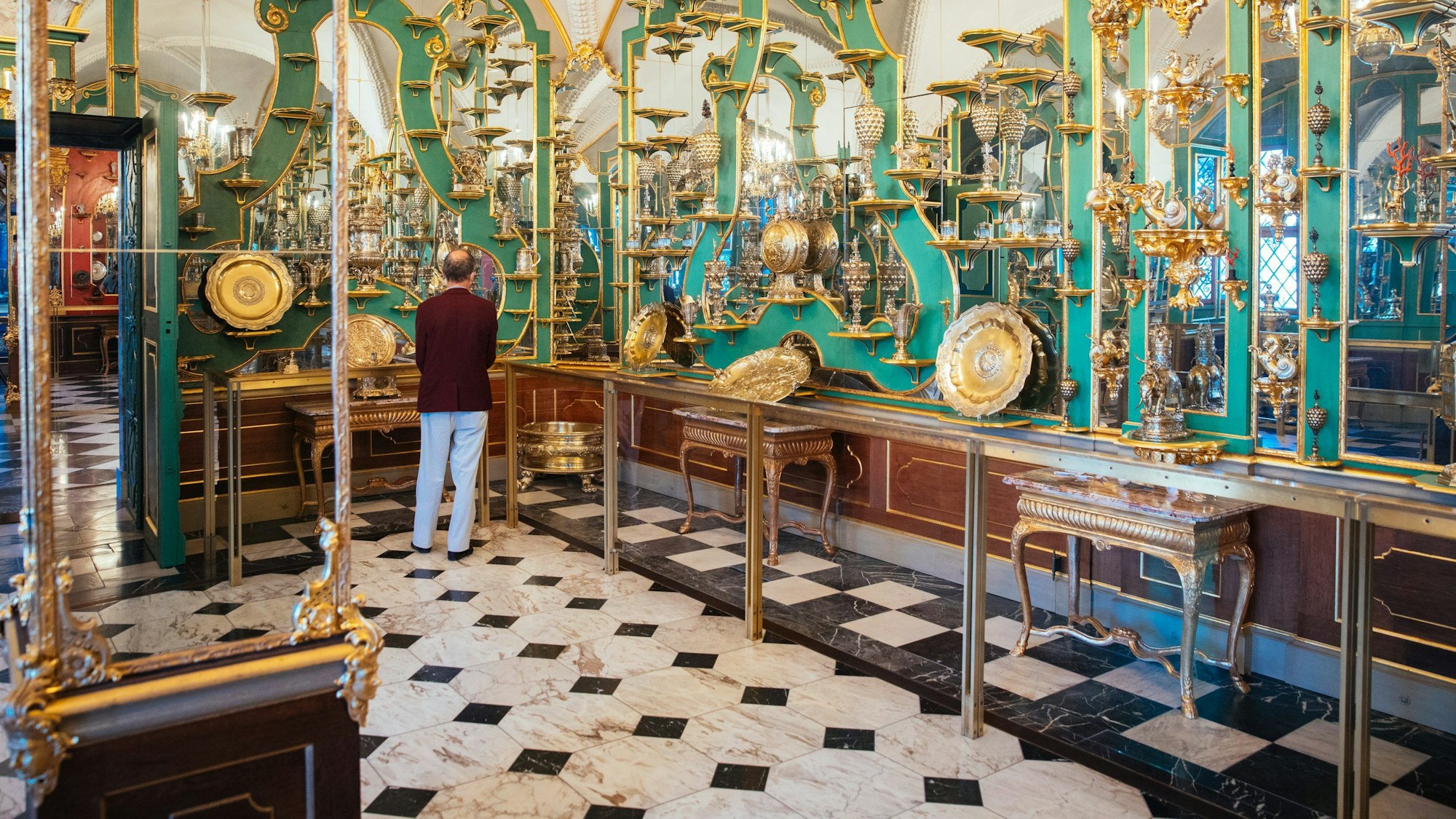 Ein Besucher schaut sich im Juwelenzimmer des Historischen Grünen Gewölbes im Residenzschloss um. (Archivbild)