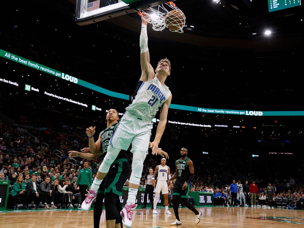 Moritz Wagner von der Orlando Magic macht einen Dunk gegen die Boston Celtics.