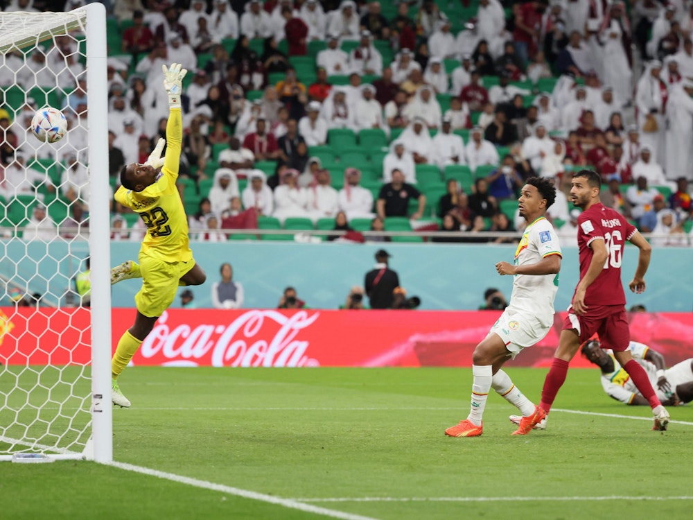 Famara Diedhiou köpft wuchtig das 2:0 für den Senegal gegen Katar