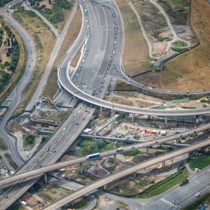Eine Luftaufnahme zeigt Autobahn und Autobahnkreuz Leverkusen: viele graue Bänder durchziehen das Bild.