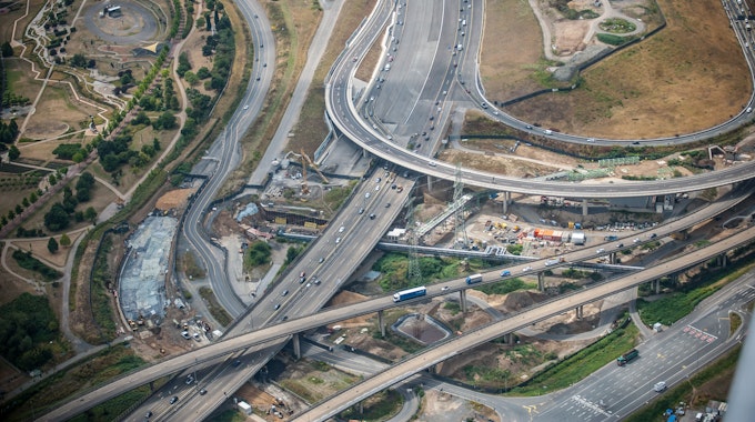 Eine Luftaufnahme zeigt Autobahn und&nbsp; Autobahnkreuz Leverkusen: viele graue Bänder durchziehen das Bild.&nbsp;