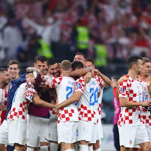 Spieler aus Kroatien stehen nach dem Spiel zusammen.