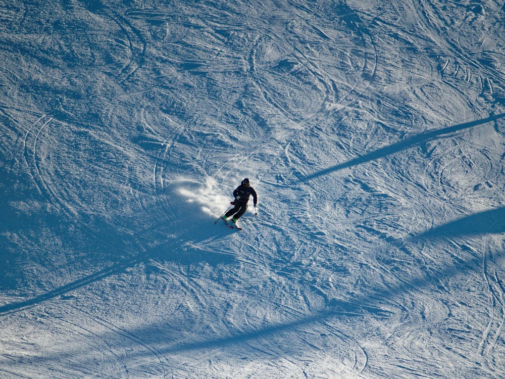 Ein Skifahrer heizt am 17. Dezember 2022 eine Piste bei Winterberg hinunter.