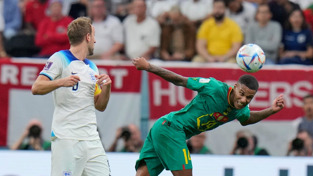 Senegals Ismail Jakobs ist bei der WM in Katar gegen England per Kopf am Ball.