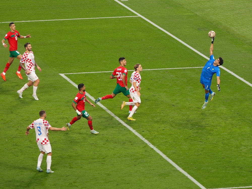 Mislav Orsic schlenzt den Ball über Marokko-Torwart Bono hinweg zum 2:1 für Kroatien ins Tor.