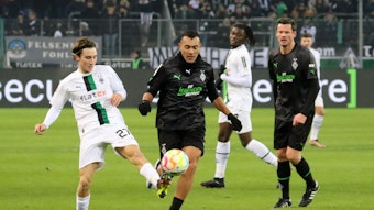 Juan Arango beim Spiel der "Legenden des Parks" am 17. Dezember 2022 im Zweikampf mit Rocco Reitz von Borussia Mönchengladbach (l.).