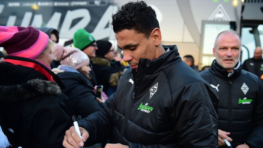 Gladbachs Relegations-Held Igor de Camargo wird von Tausenden Fohlen-Fans am Samstag (17. Dezember 2022) im Borussia-Park empfangen. Im Hintergrund ist Ex-Trainer Holger Fach zu sehen. De Camargo schreibt Autogramme.