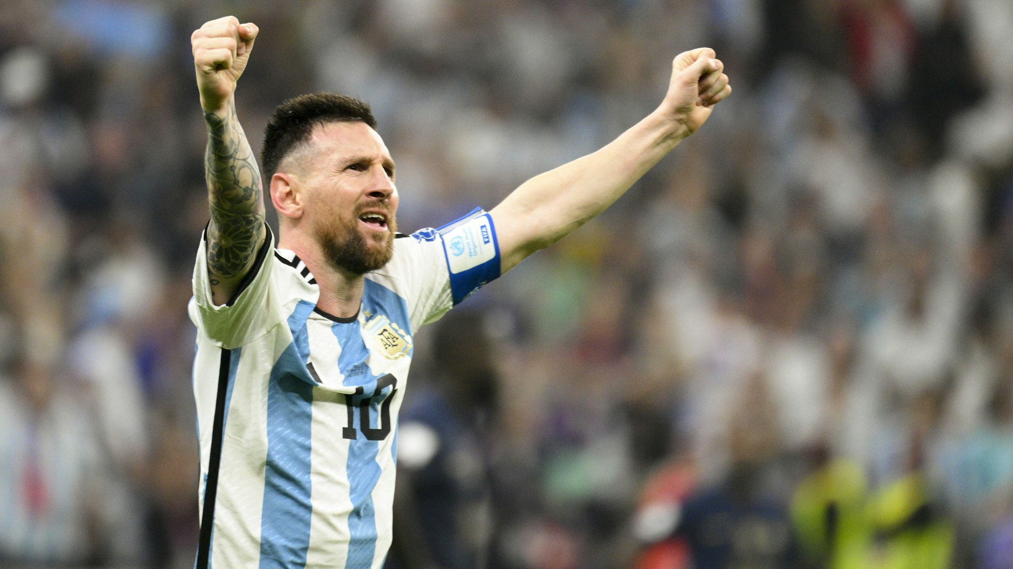 Argentiniens Superstar Lionel Messi jubelt im gewonnenen WM-Finale gegen Frankreich, er streckt die Arme in die Luft.