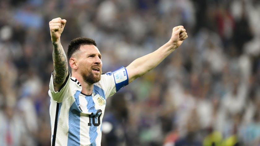 Argentiniens Superstar Lionel Messi jubelt im gewonnenen WM-Finale gegen Frankreich, er streckt die Arme in die Luft.