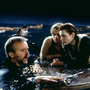 James Cameron (link), Leonardo Dicaprio (mitte) und Kate Winslet im Wasser bei Dreharbeiten für den Film "Titanic"