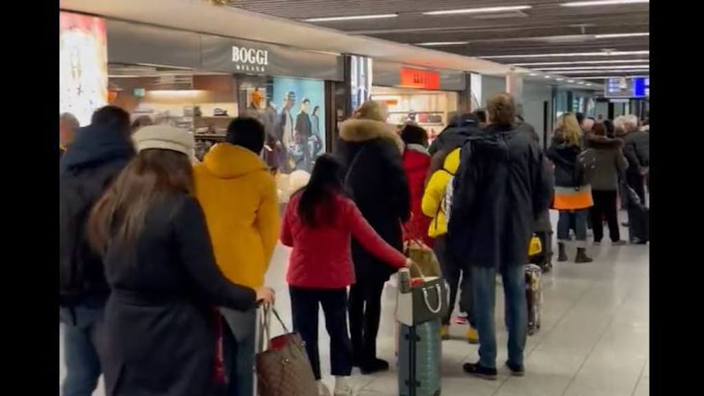 Ein Ausschnitt aus dem Twitter-Video von Thomas Bareiß zeigt das Warte-Chaos am Frankfurter Flughafen.