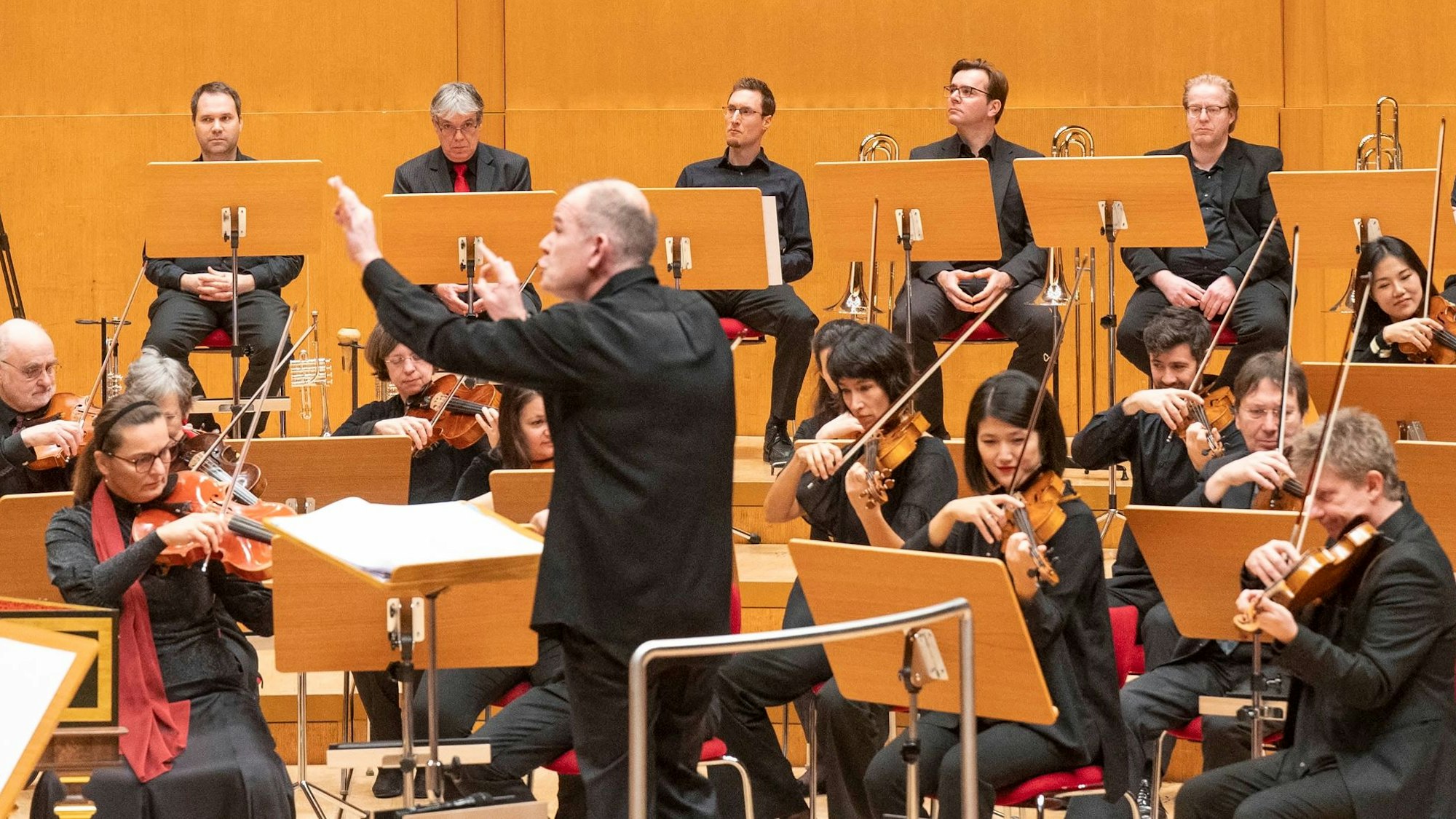 François-Xavier Roth, der Kölner Bürgerchor und das Gürzenich-Orchester beim Weihnachtskonzert in der Philharmonie.