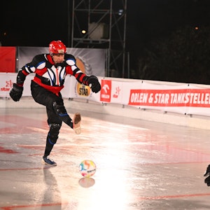 Joachim Llambi schießt beim Eisfußball auf das Tor von DJ Bobo.
