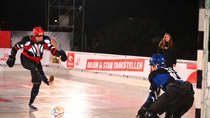 Joachim Llambi schießt beim Eisfußball auf das Tor von DJ Bobo.