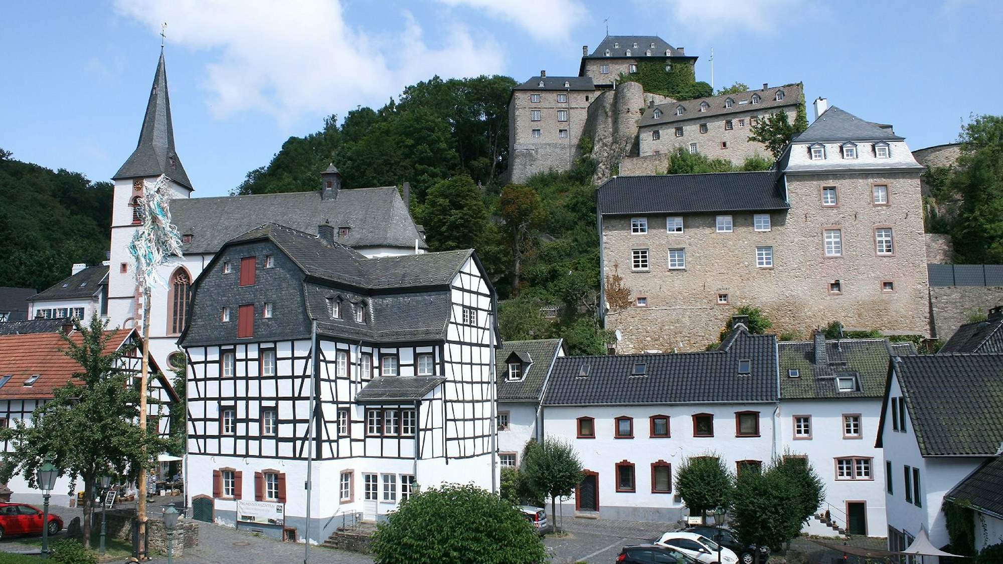 Vom Eifelmuseum aus gesehen präsentiert sich Blankenheim mit dem Curtius-Schulten-Platz, dem Gildehaus und dem Schloss von seiner schönsten Seite.
