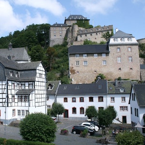Vom Eifelmuseum aus gesehen präsentiert sich Blankenheim mit dem Curtius-Schulten-Platz, dem Gildehaus und dem Schloss von seiner schönsten Seite.