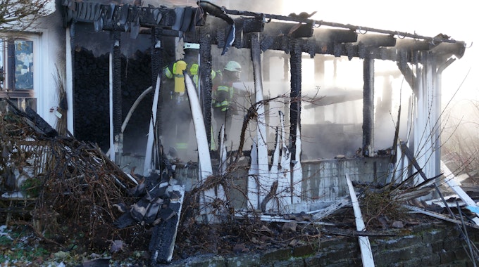 Der hölzerne Anbau eines Wohnhauses brennt in Neunkirchen-Seelscheid.