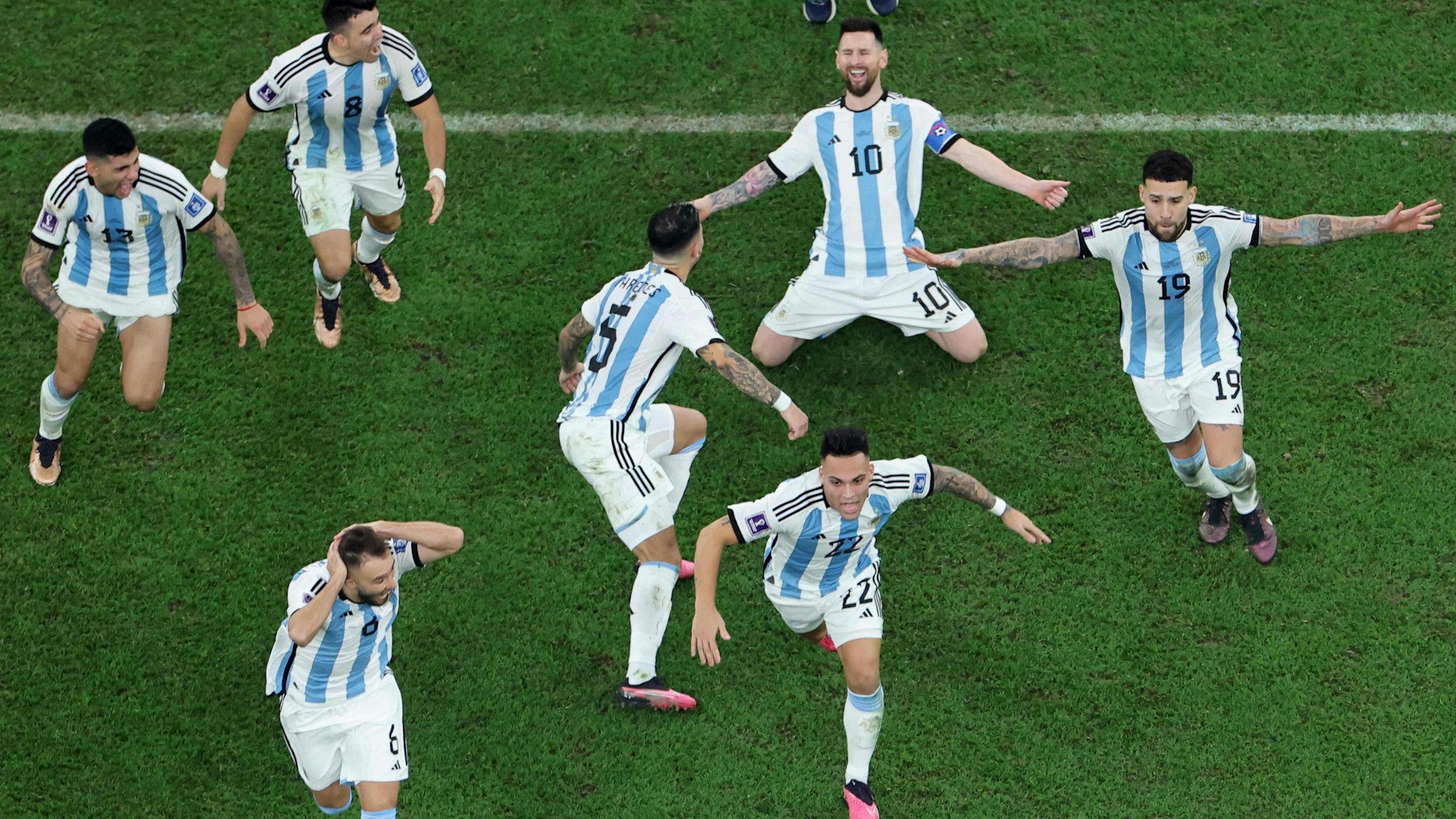 Lionel Messi und seine Teamkollegen bejubeln den WM-Sieg.