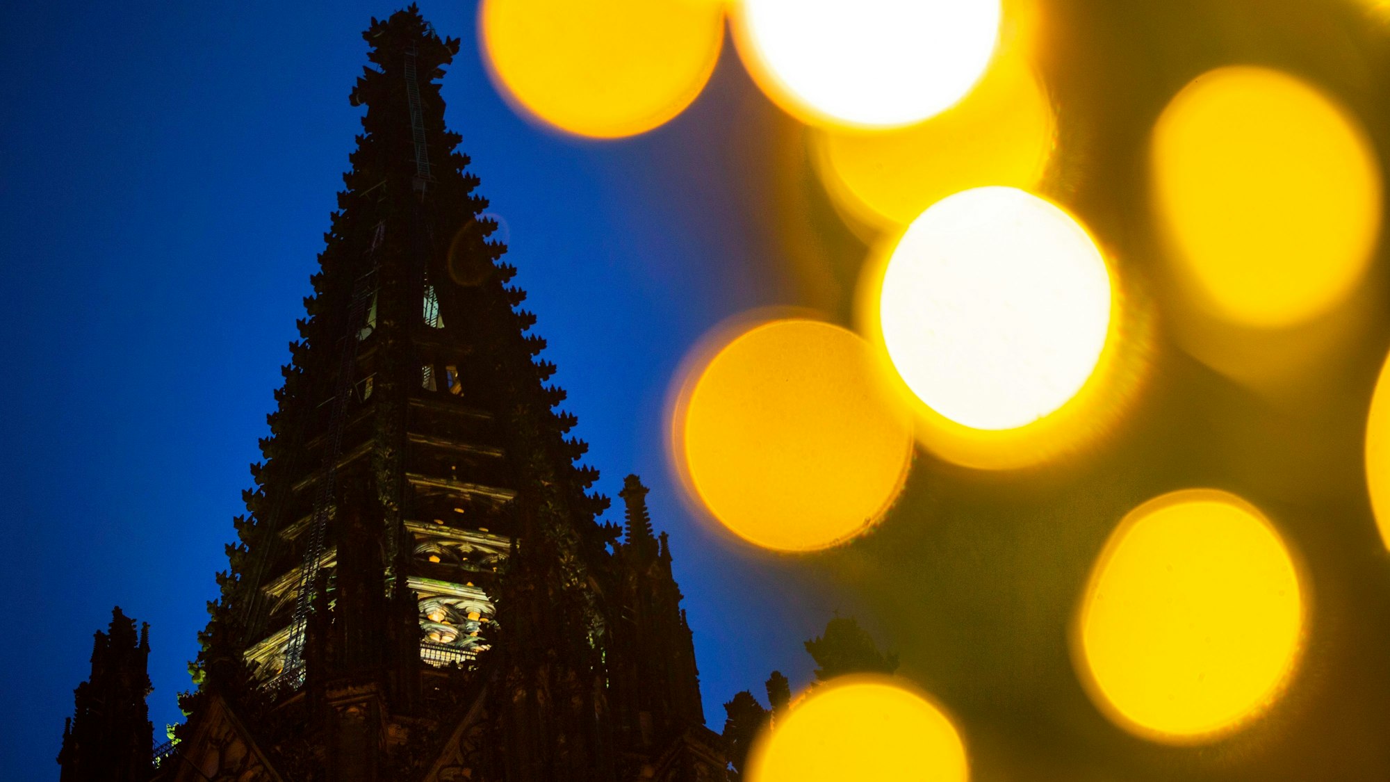 Ein Blick auf den Glockenturm des Kölner Doms in den Abendstunden