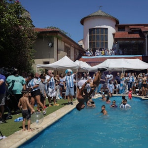 Argentinische Fans feiern den WM-Triumph in der ehemaligen Villa von Diego Maradona und springen in den Pool.