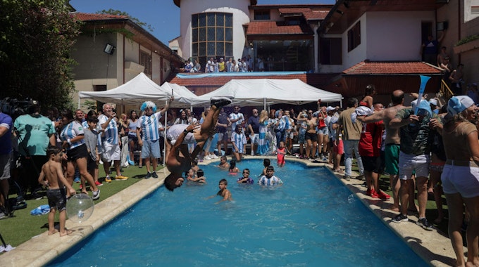 Argentinische Fans feiern den WM-Triumph in der ehemaligen Villa von Diego Maradona und springen in den Pool.
