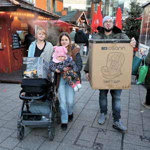 Leverkusen Einkaufssamstag, eine Familie kauft Geschenke ein