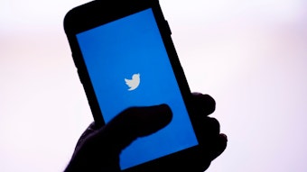 Das Twitter-Logo leuchtet auf einem Smartphone.