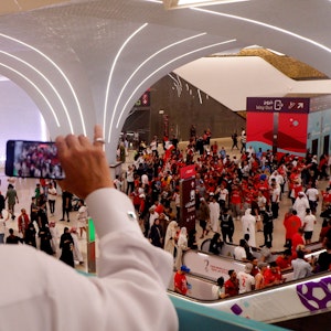 Ein Beobachter hält die Fan-Ströme nach dem Achtelfinale zwischen Marokko und Spanien in der Metro von Doha mit dem Handy fest