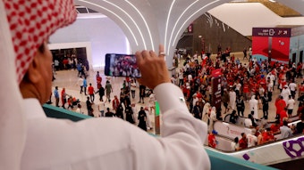 Ein Beobachter hält die Fan-Ströme nach dem Achtelfinale zwischen Marokko und Spanien in der Metro von Doha mit dem Handy fest