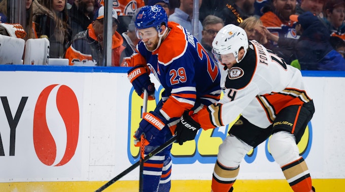 Anaheim Ducks-Verteidiger Cam Fowlerd (r) in Aktion gegen Edmonton Oilers-Stürmer Leon Draisaitl.