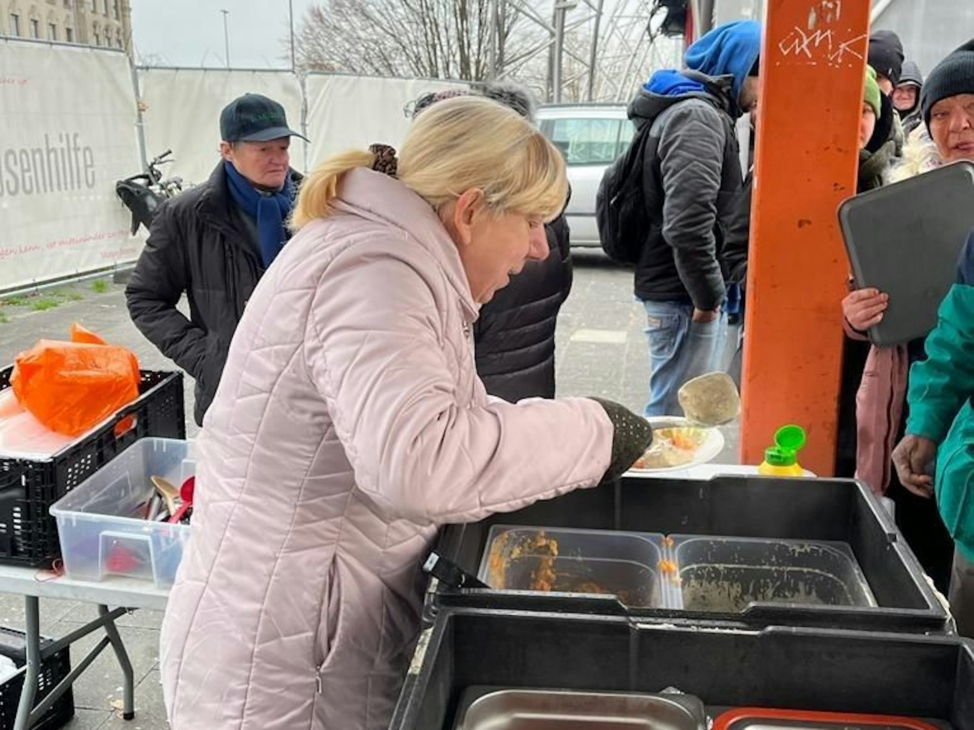 Warmes Essen in eisiger Kälte: Die Obdachlosenhilfe mit Herz engagiert sich seit fünf Jahren.