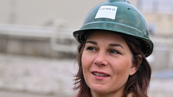 Bundesaußenministerin Annalena Baerbock (Grüne) trägt einen Bauarbeiterhelm. (Symbolbild)