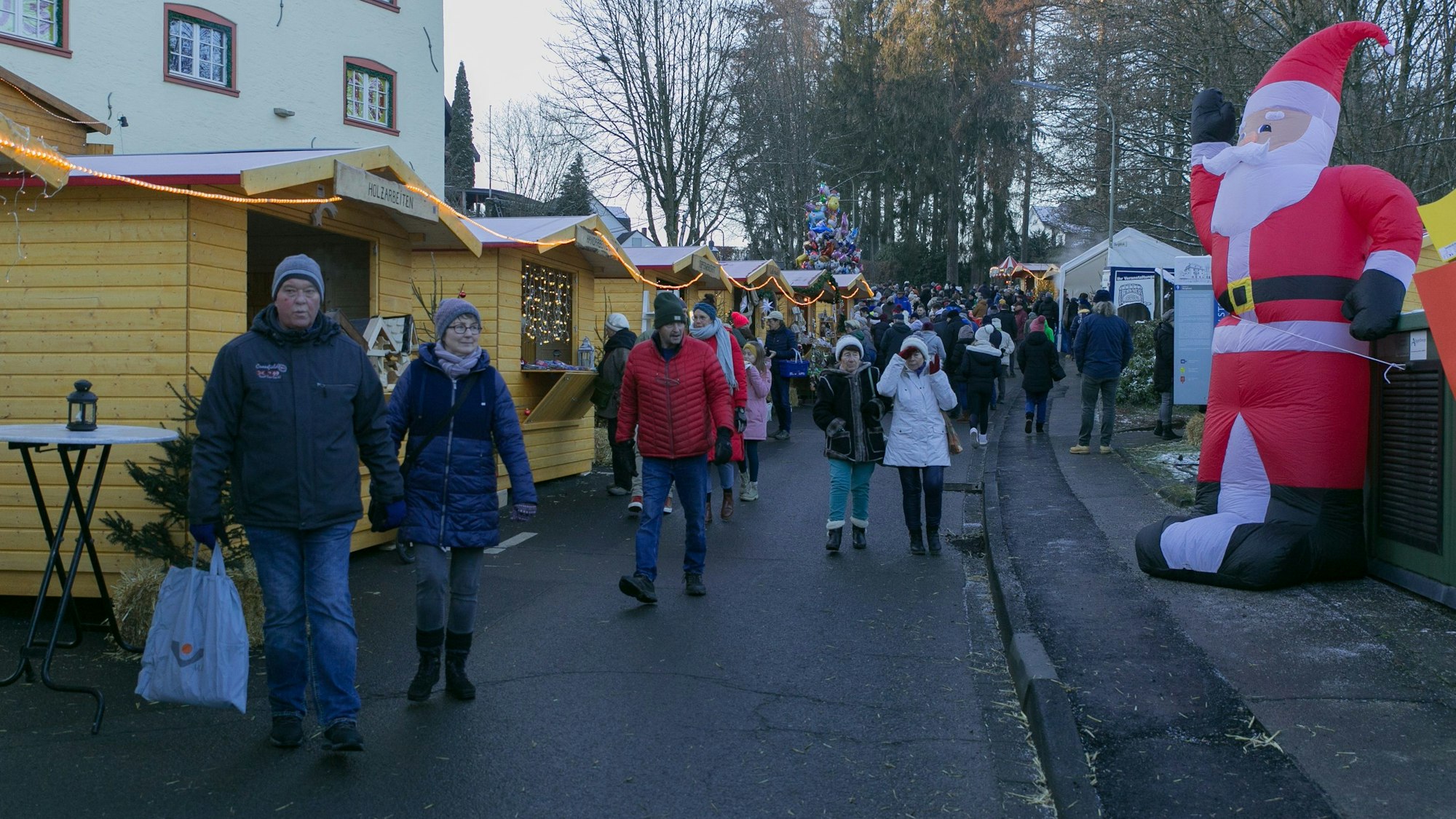 Zahlreiche Weihnachtsmarktbesucher bummeln am Samstag entlang der 50 Stände auf dem Bielsteiner Weihnachtsmarkt.