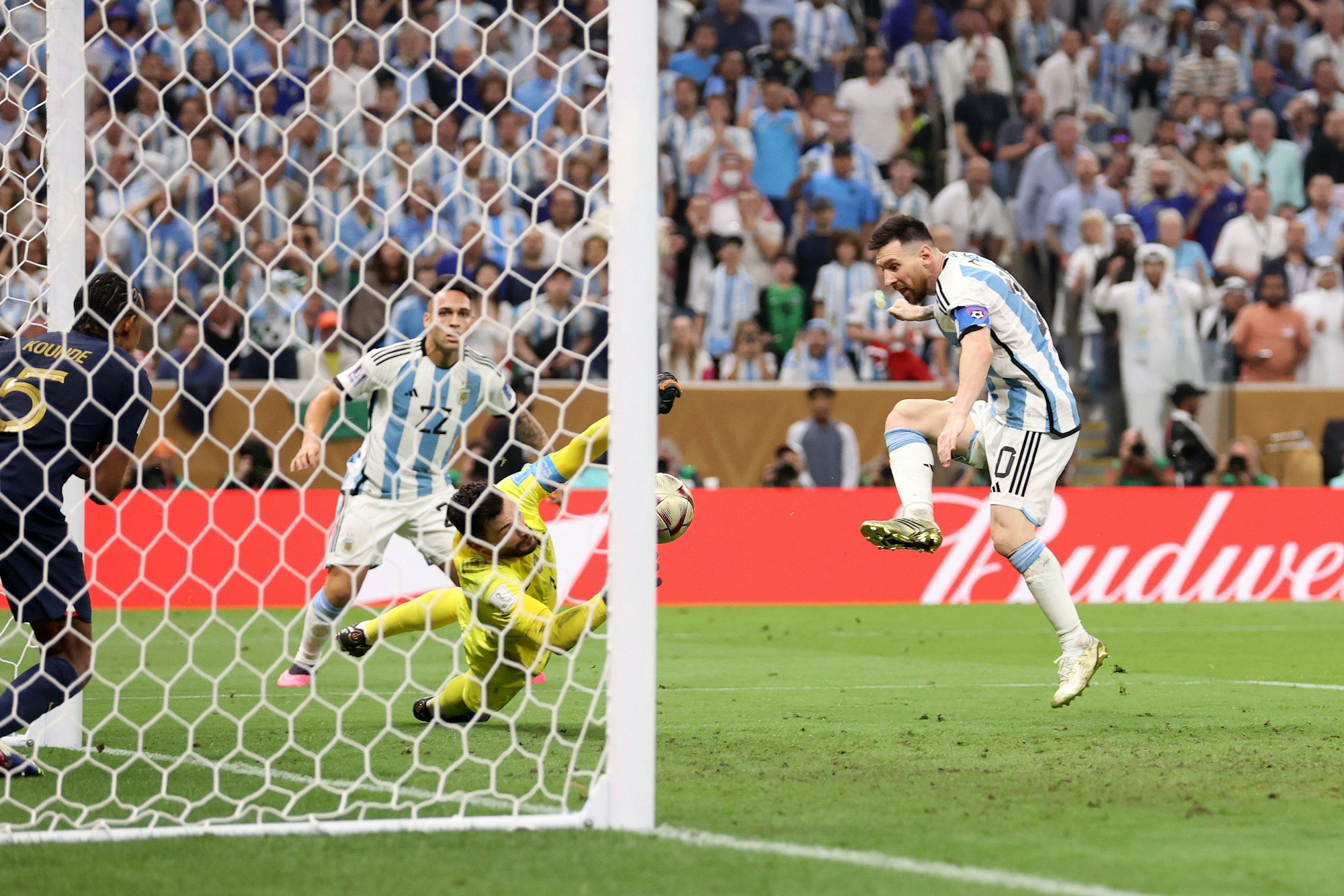 Lionel Messi erzielt das 3:2 im WM-Finale, Frankreich-Keeper Hugo Lloris ist machtlos.