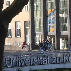 Eine Außenansicht des Hauptgebäudes der Universität zu Köln.