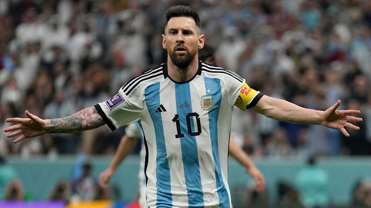 Lionel Messi jubelt im argentinischen Nationalmannschaftstrikot.