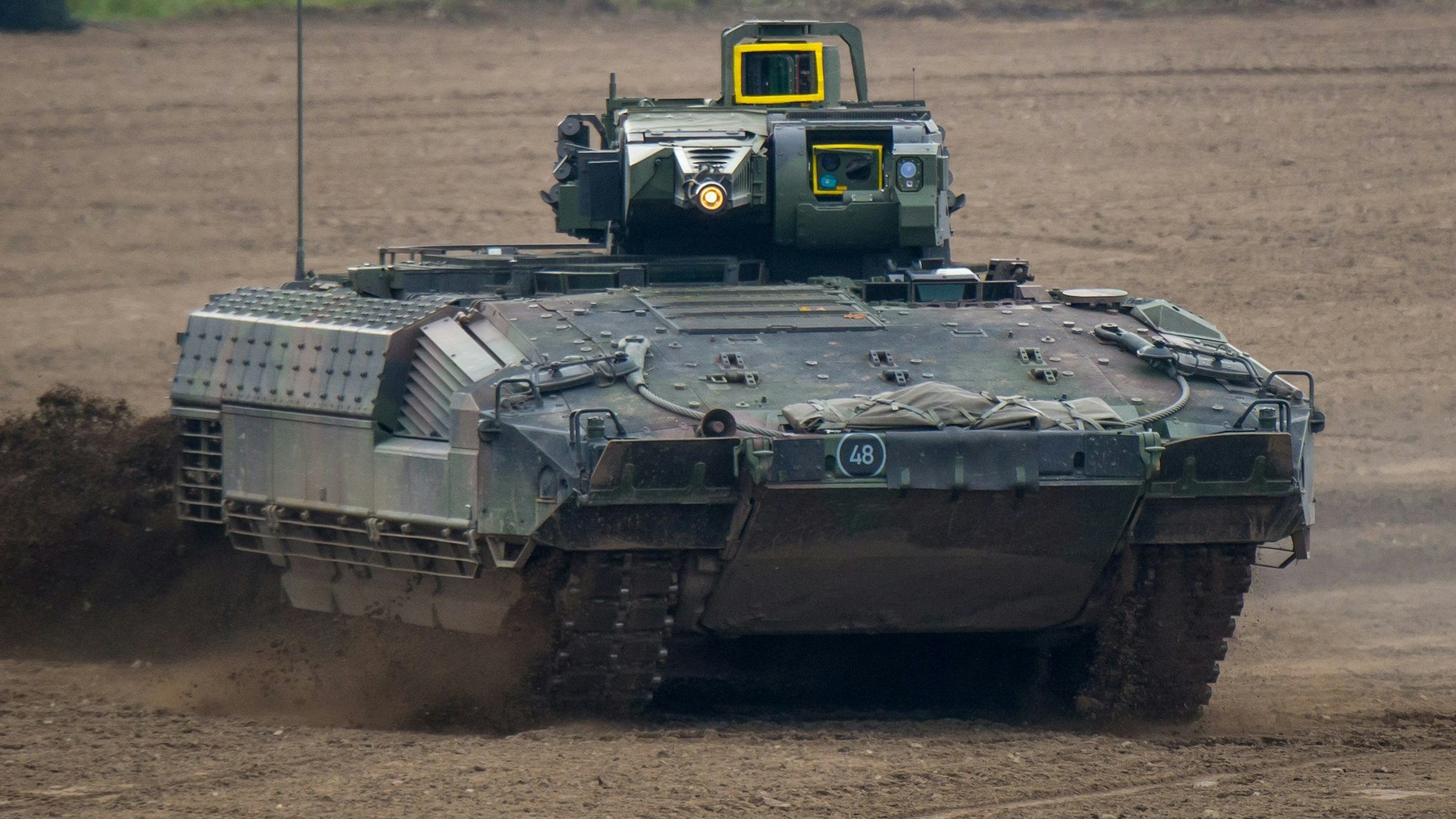 Ein Schützenpanzer vom Typ Puma fährt bei der Vorbereitung zu einer Informationslehrübung über einen Übungsplatz.