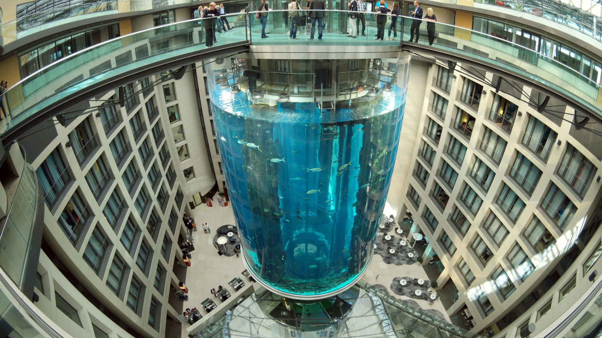 Das größte freistehende Aquarium der Welt, AquaDom, im Berliner Hotel, bevor es am Freitag, 16. Dezember, zerbarst.