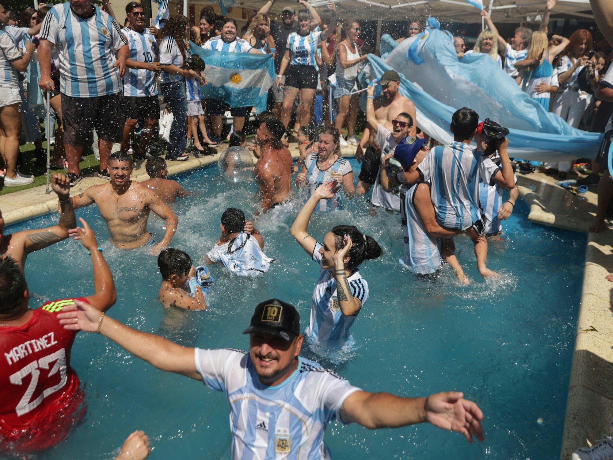 Argentinien-Fans feiern in Maradonas Pool.