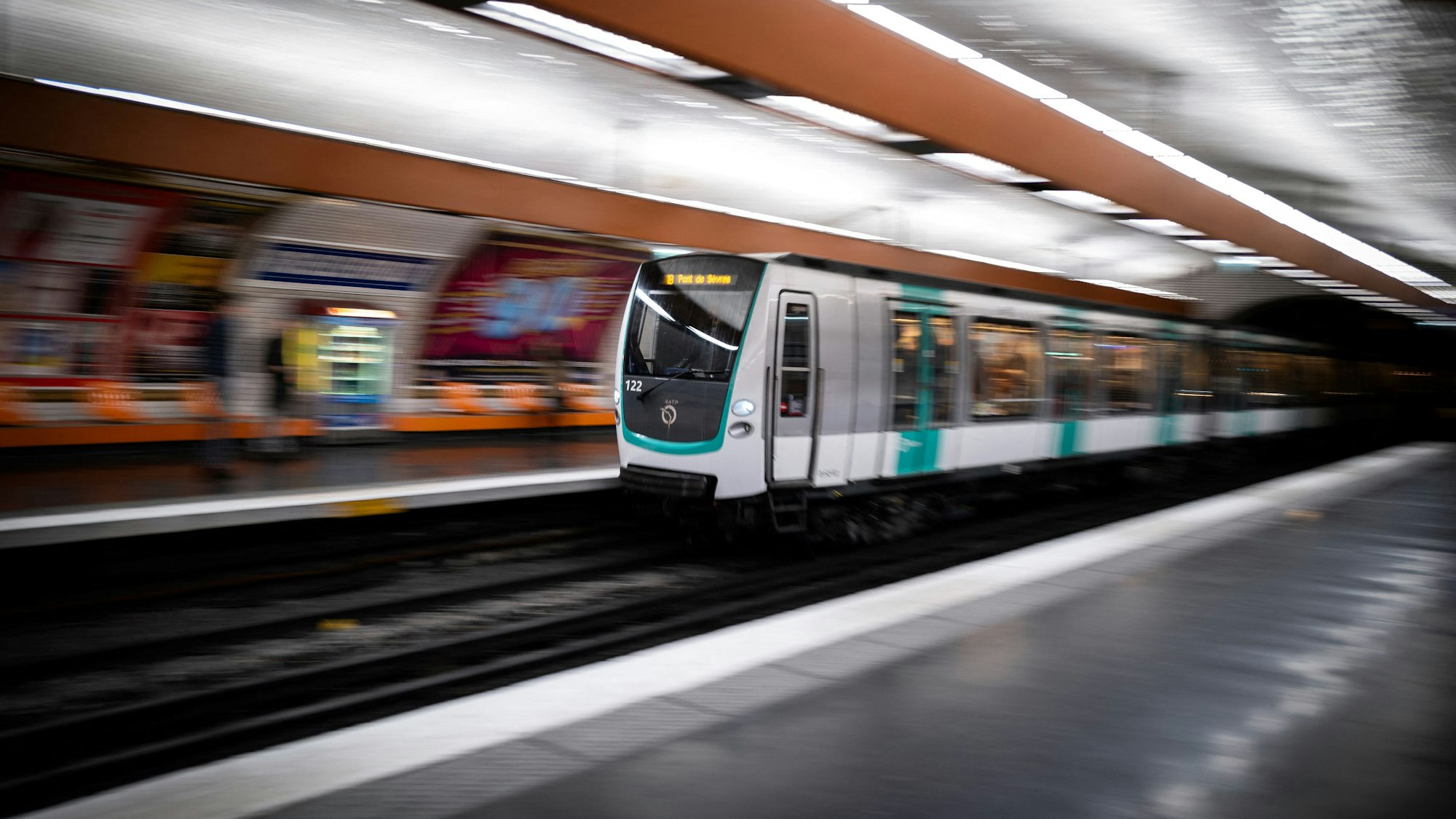 Ein Metro-Zug der Pariser Linie 9 fährt in einen Bahnhof ein.