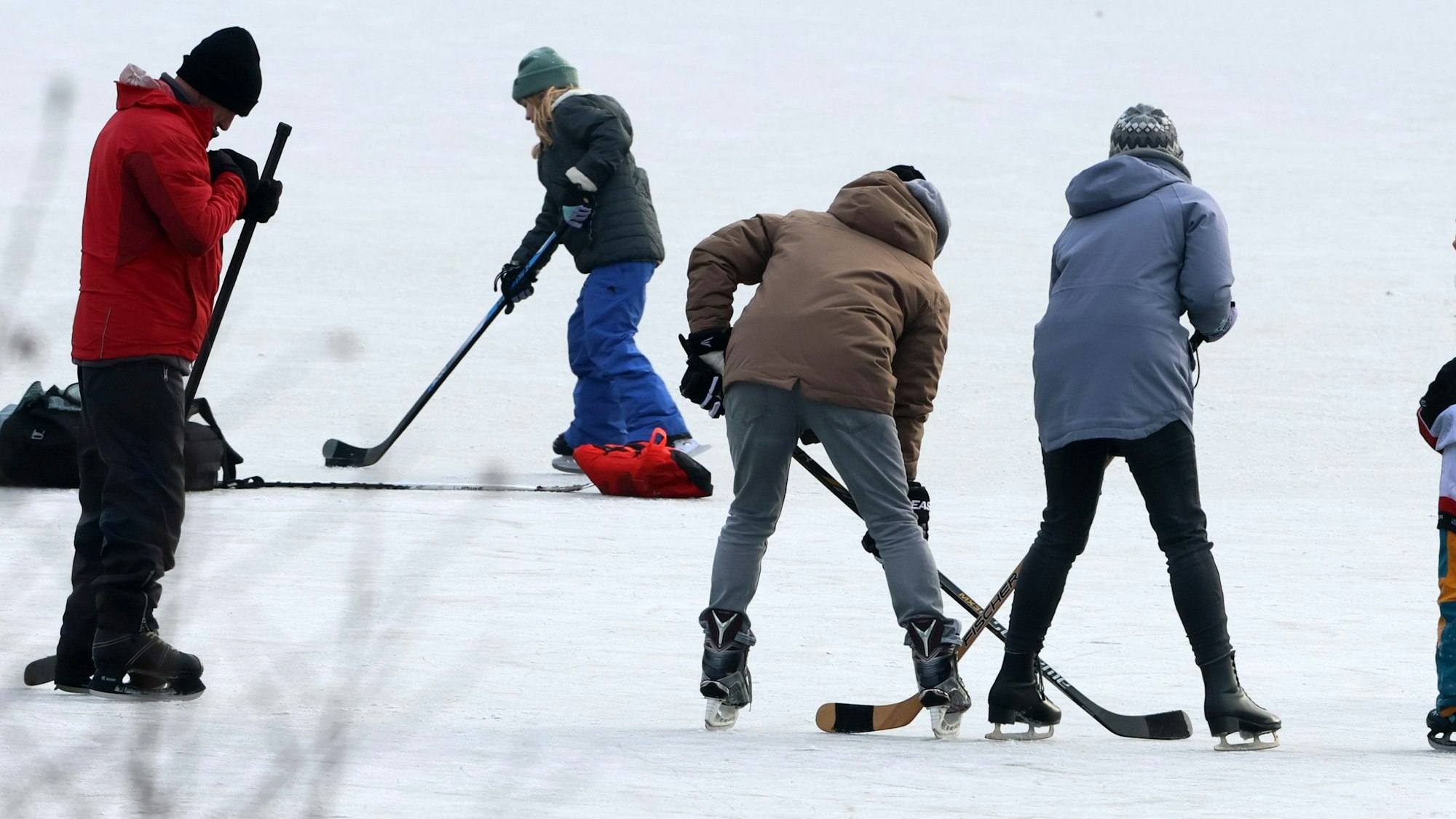 Eisläufer auf dem Decksteiner Weiher, bitte erkennbare personen pixeln17.12.2022, Bild: Herbert Bucco

