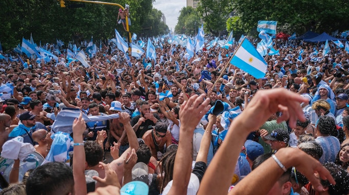 Jubelnde Menschen mit Argentinien-Flaggen.